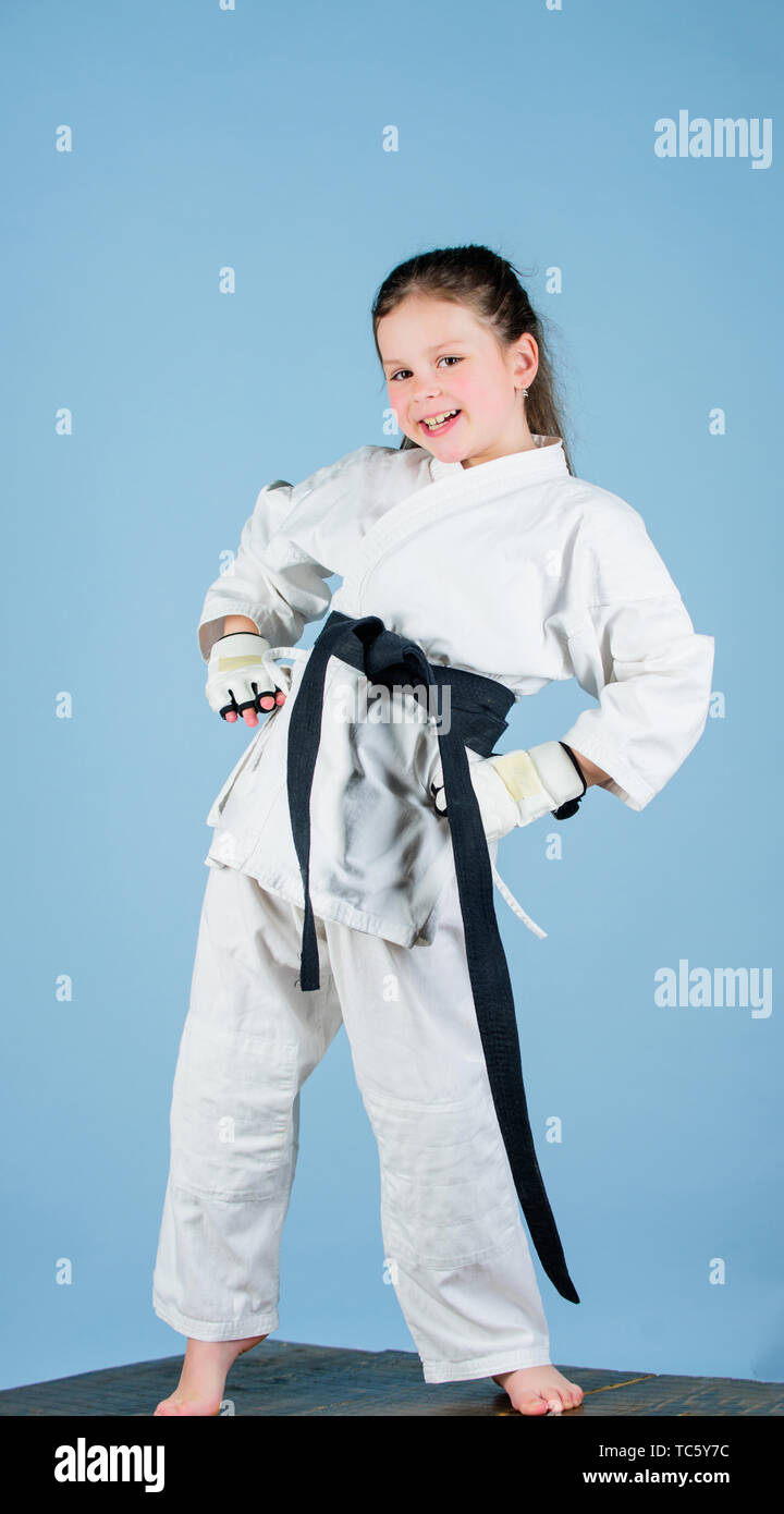 Nato a combattere. La pratica del Kung Fu. infanzia felice. piccola ragazza  in arti marziali uniforme. sport di successo in singolo combattimento.  bambina in gi sportswear. knockout. energia e attività per i