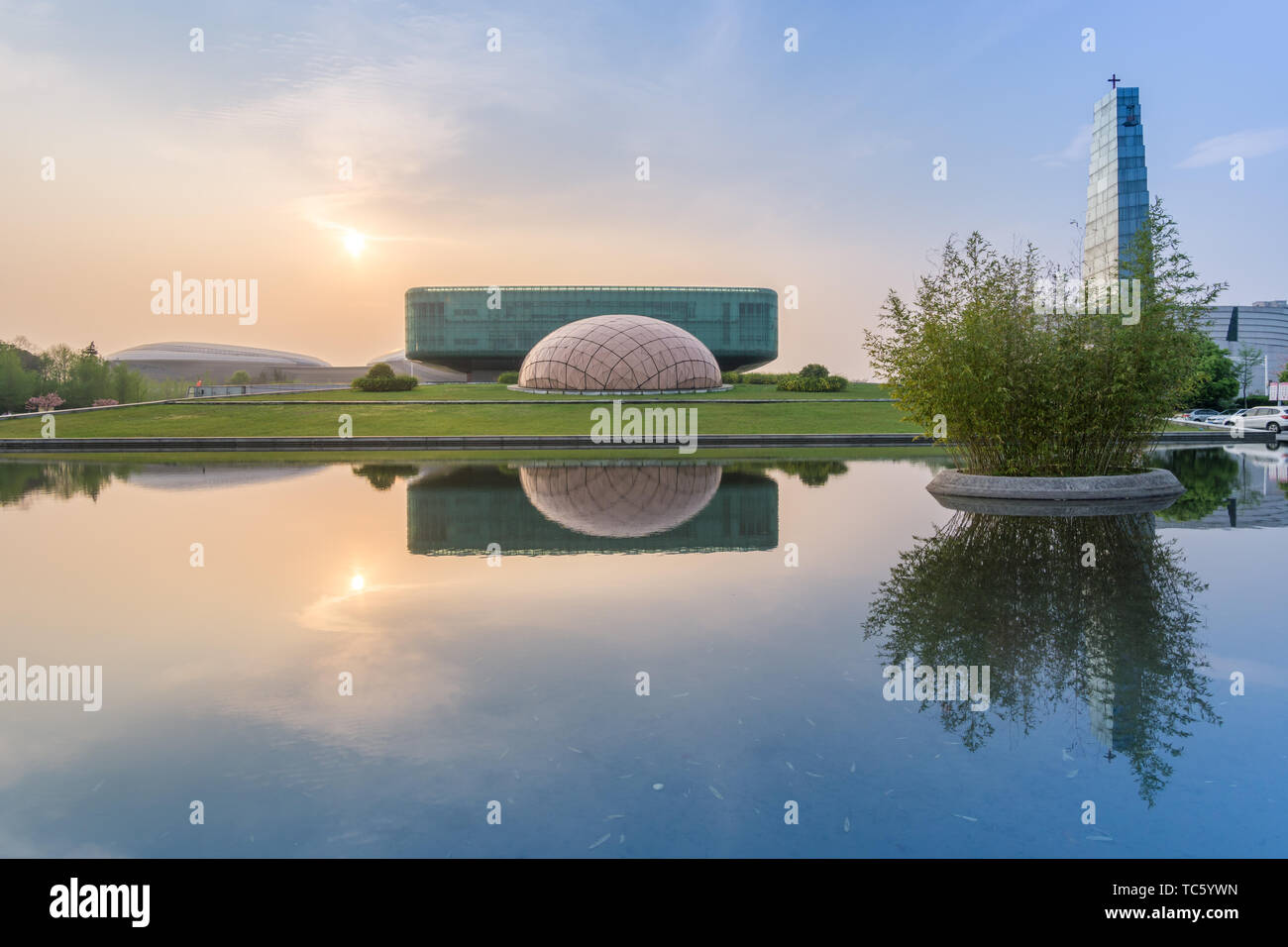 Una riflessione di Nanjing landmark building stagno sotto il tramonto Foto Stock