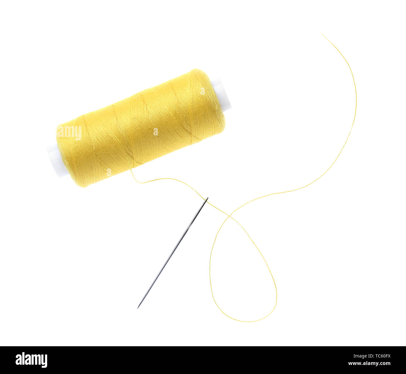 Filo per cucire e ago su sfondo bianco Foto Stock