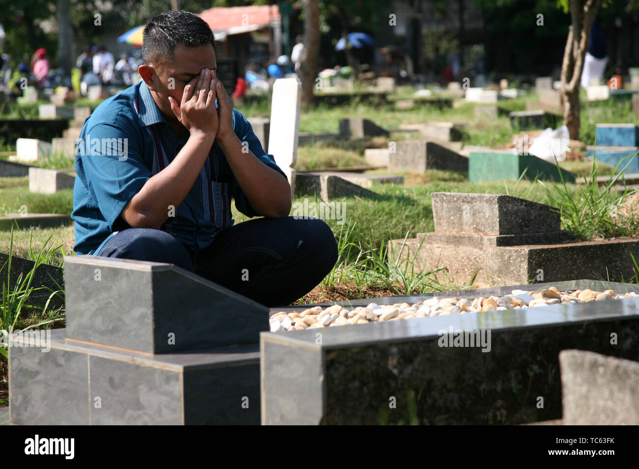 Jakarta, Indonesia. 05 Giugno, 2019. Migliaia di residenti di Jakarta ha riempito il Menteng Pulo cimitero pubblico, Giacarta di pellegrinaggi e di preghiera inviato al defunto familiari. Dopo aver eseguito l'Eid preghiera il primo giorno di Eid. Credito: Kuncoro Widyo Rumpoko/Pacific Press/Alamy Live News Foto Stock