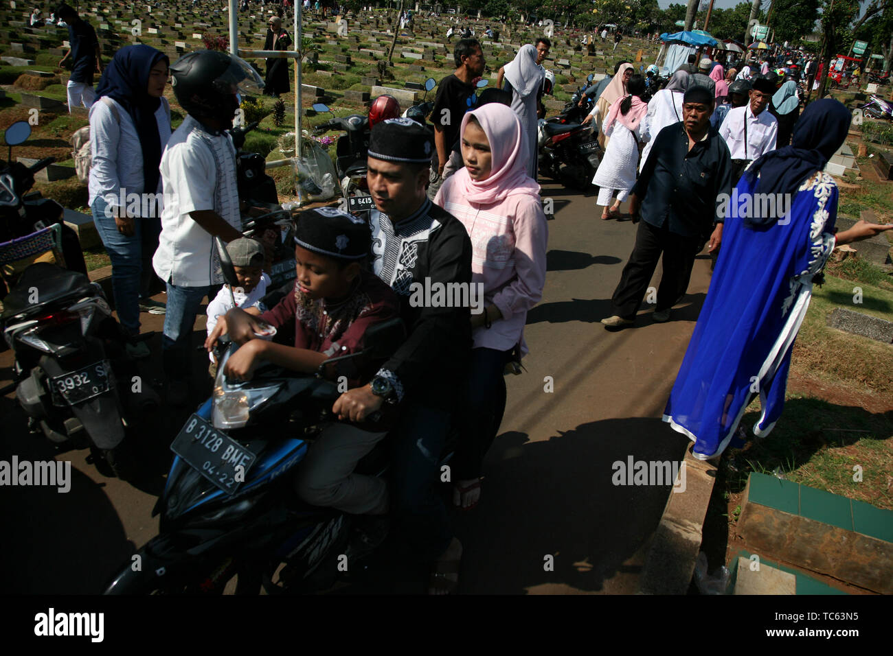 Jakarta, Indonesia. 05 Giugno, 2019. Migliaia di residenti di Jakarta ha riempito il Menteng Pulo cimitero pubblico, Giacarta di pellegrinaggi e di preghiera inviato al defunto familiari. Dopo aver eseguito l'Eid preghiera il primo giorno di Eid. Credito: Kuncoro Widyo Rumpoko/Pacific Press/Alamy Live News Foto Stock