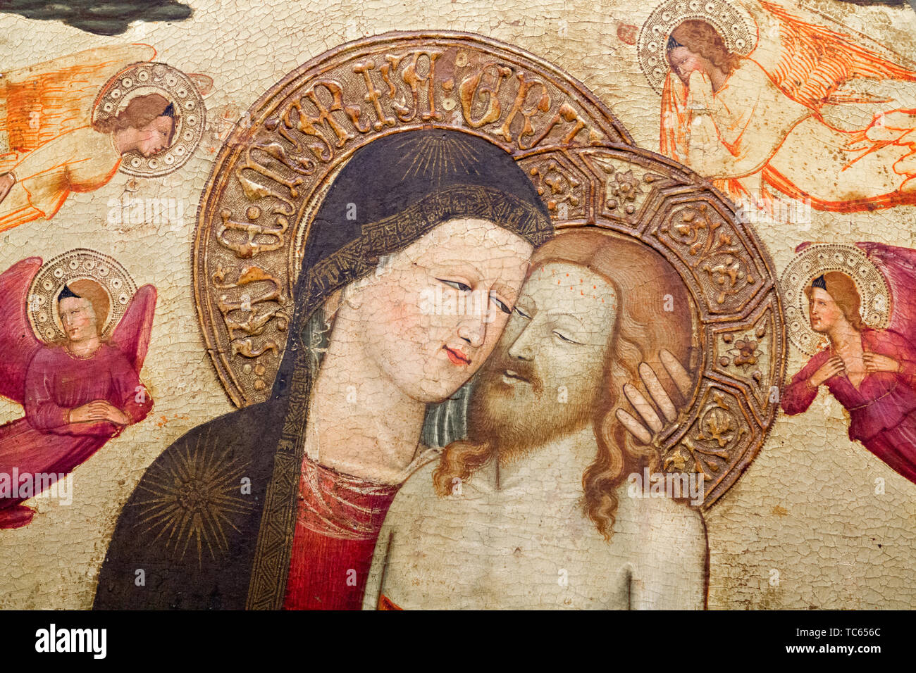 Il dipinto 'Pietà con angeli dolenti' - Vergine Addolorata Maria tiene il figlio morto Gesù Cristo nelle sue braccia. XIV secolo. Foto Stock