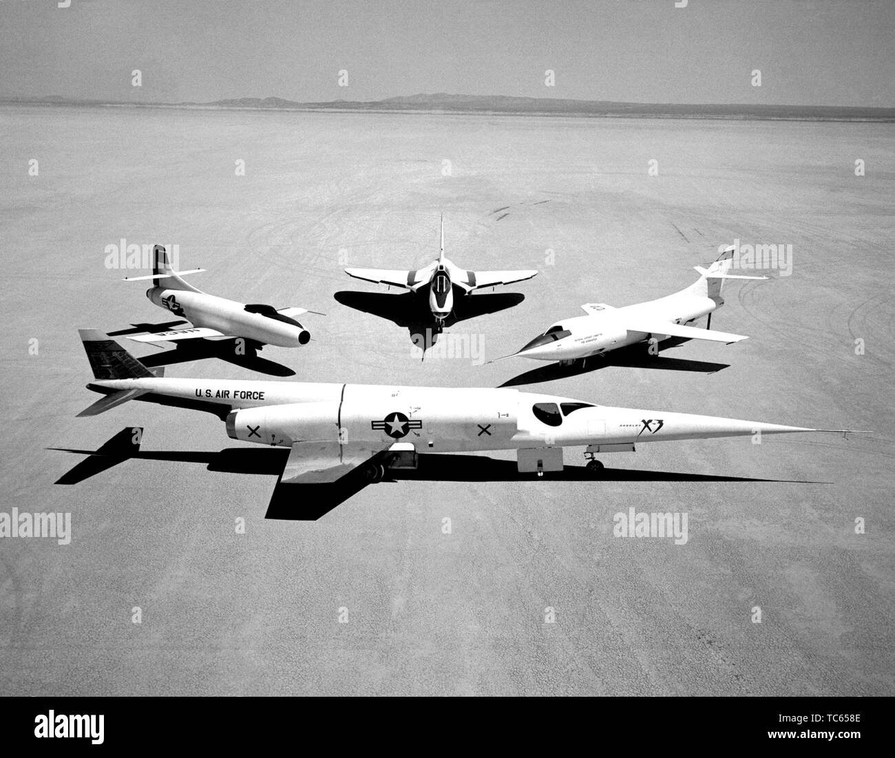 Gruppo di Douglas aerei al Dryden Flight Research Center, Edwards Air Force Base in California, 1954. Immagine cortesia Nazionale Aeronautica e Spaziale Administration (NASA). () Foto Stock