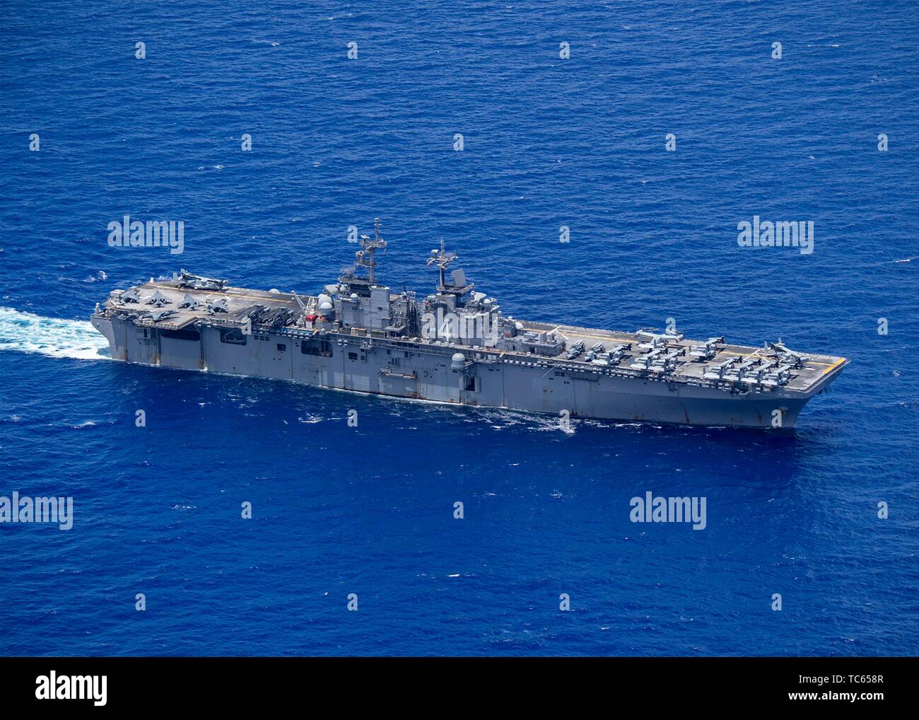 Gli Stati Uniti Wasp-classe assalto anfibio nave USS Boxer transita l'Oceano Pacifico durante le operazioni con la flotta di 7 Maggio 29, 2019 sull'Oceano Pacifico. Foto Stock