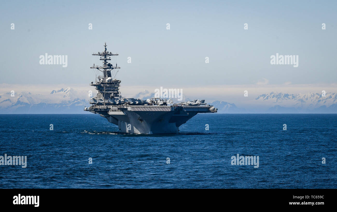 Gli Stati Uniti Nimitz Navy-class nuclear powered portaerei USS Theodore Roosevelt durante l'esercizio bordo settentrionale 2019 Maggio 24, 2019 nel Golfo di Alaska. Foto Stock