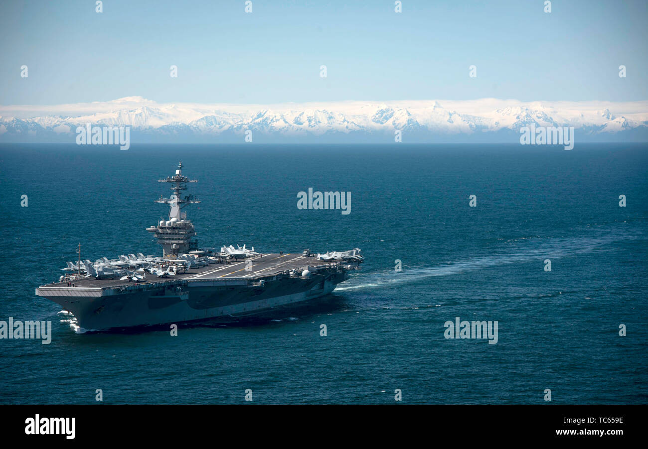 Gli Stati Uniti Nimitz Navy-class nuclear powered portaerei USS Theodore Roosevelt durante l'esercizio bordo settentrionale 2019 Maggio 24, 2019 nel Golfo di Alaska. Foto Stock