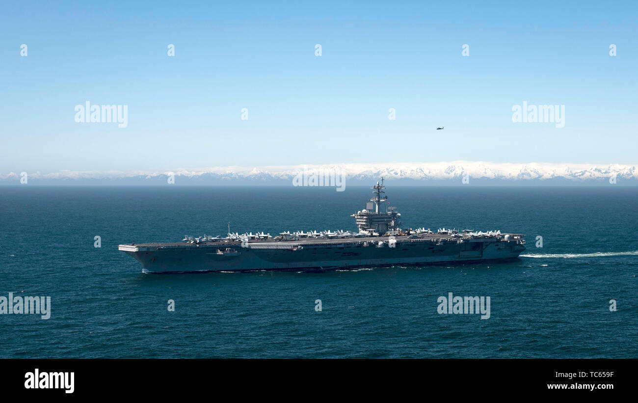 Gli Stati Uniti Nimitz Navy-class nuclear powered portaerei USS Theodore Roosevelt durante l'esercizio bordo settentrionale 2019 Maggio 24, 2019 nel Golfo di Alaska. Foto Stock