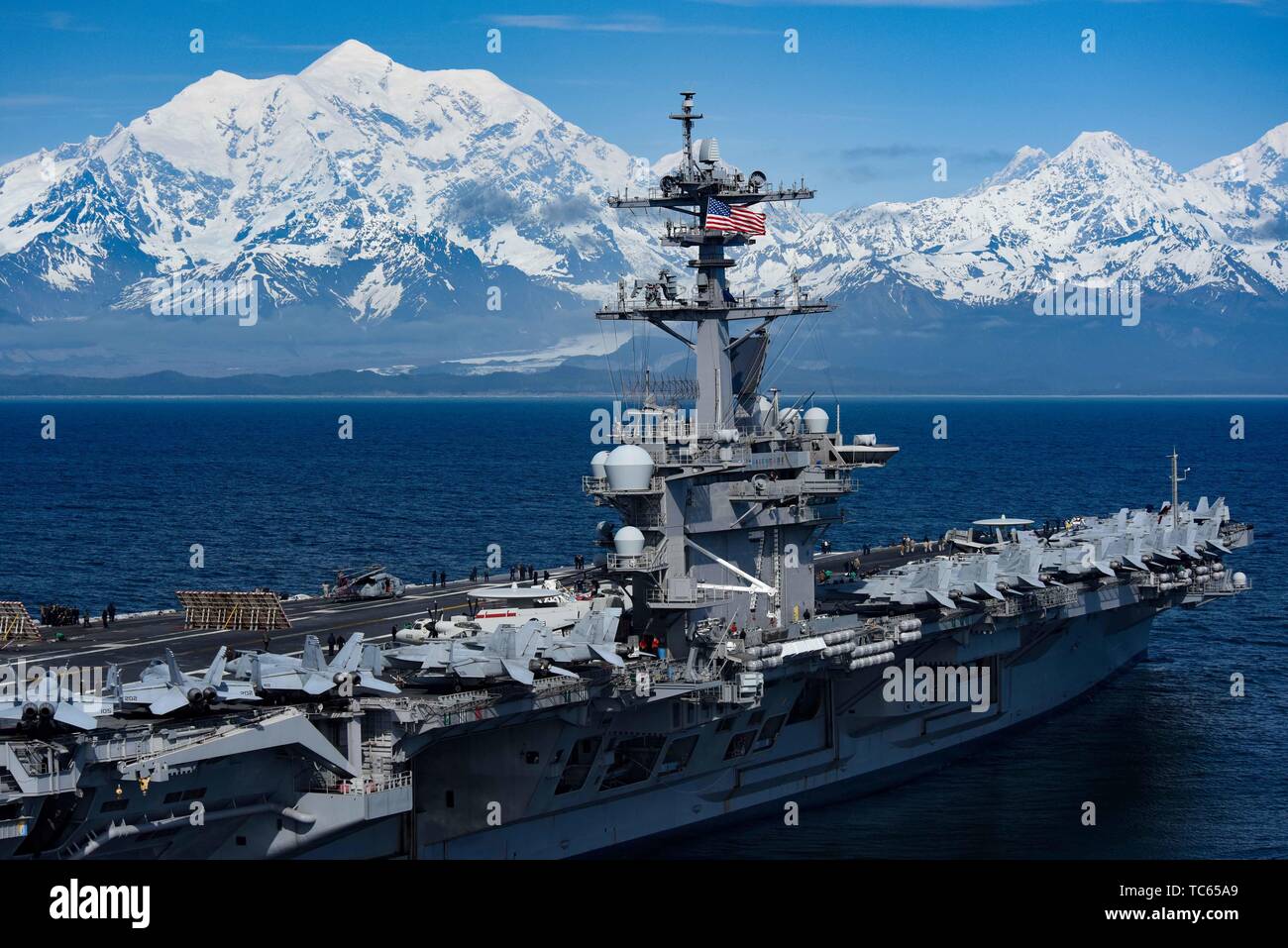 Gli Stati Uniti Nimitz Navy-class nuclear powered portaerei USS Theodore Roosevelt durante l'esercizio bordo settentrionale 2019 Maggio 25, 2019 nel Golfo di Alaska. Foto Stock