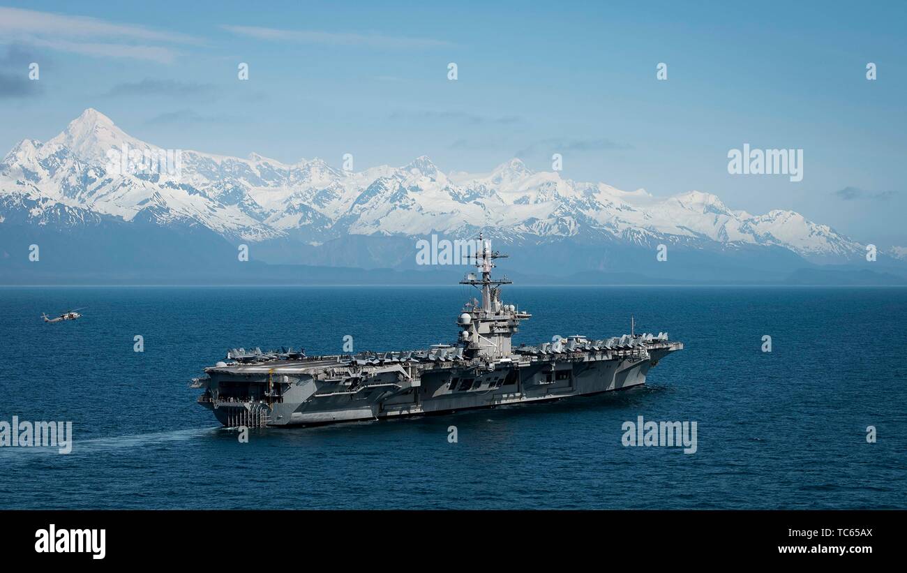Gli Stati Uniti Nimitz Navy-class nuclear powered portaerei USS Theodore Roosevelt durante l'esercizio bordo settentrionale 2019 Maggio 25, 2019 nel Golfo di Alaska. Foto Stock