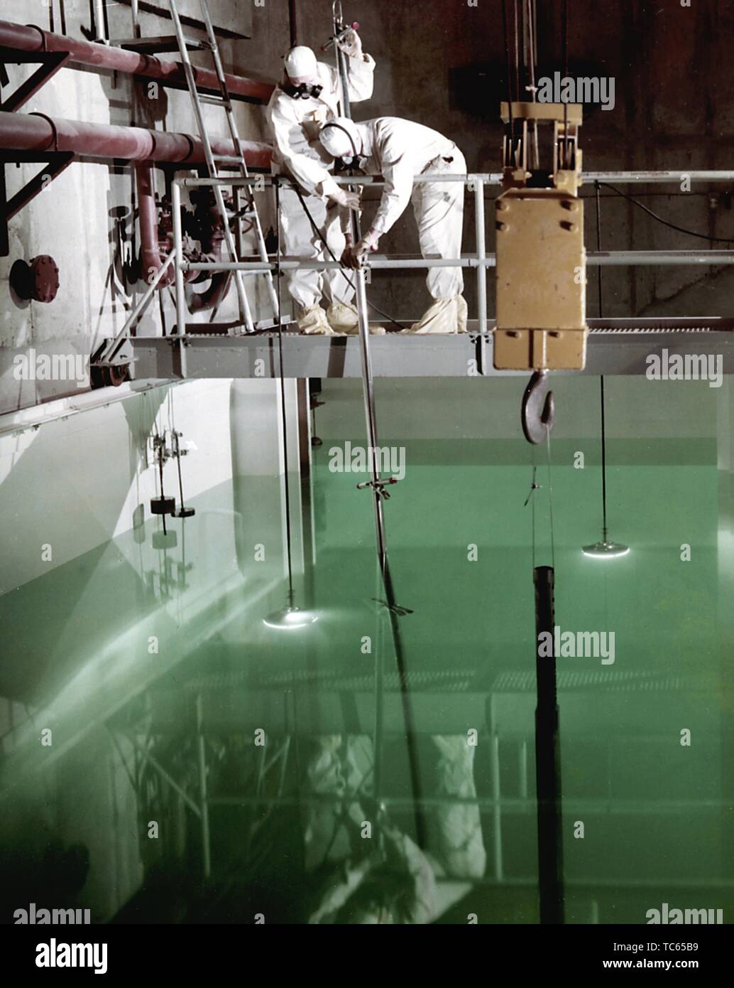 I tecnici della NASA la manipolazione di sicurezza di spessore di stelo di comando in un canale d'acqua in laboratorio a caldo, 1961. Immagine cortesia Nazionale Aeronautica e Spaziale Administration (NASA). () Foto Stock
