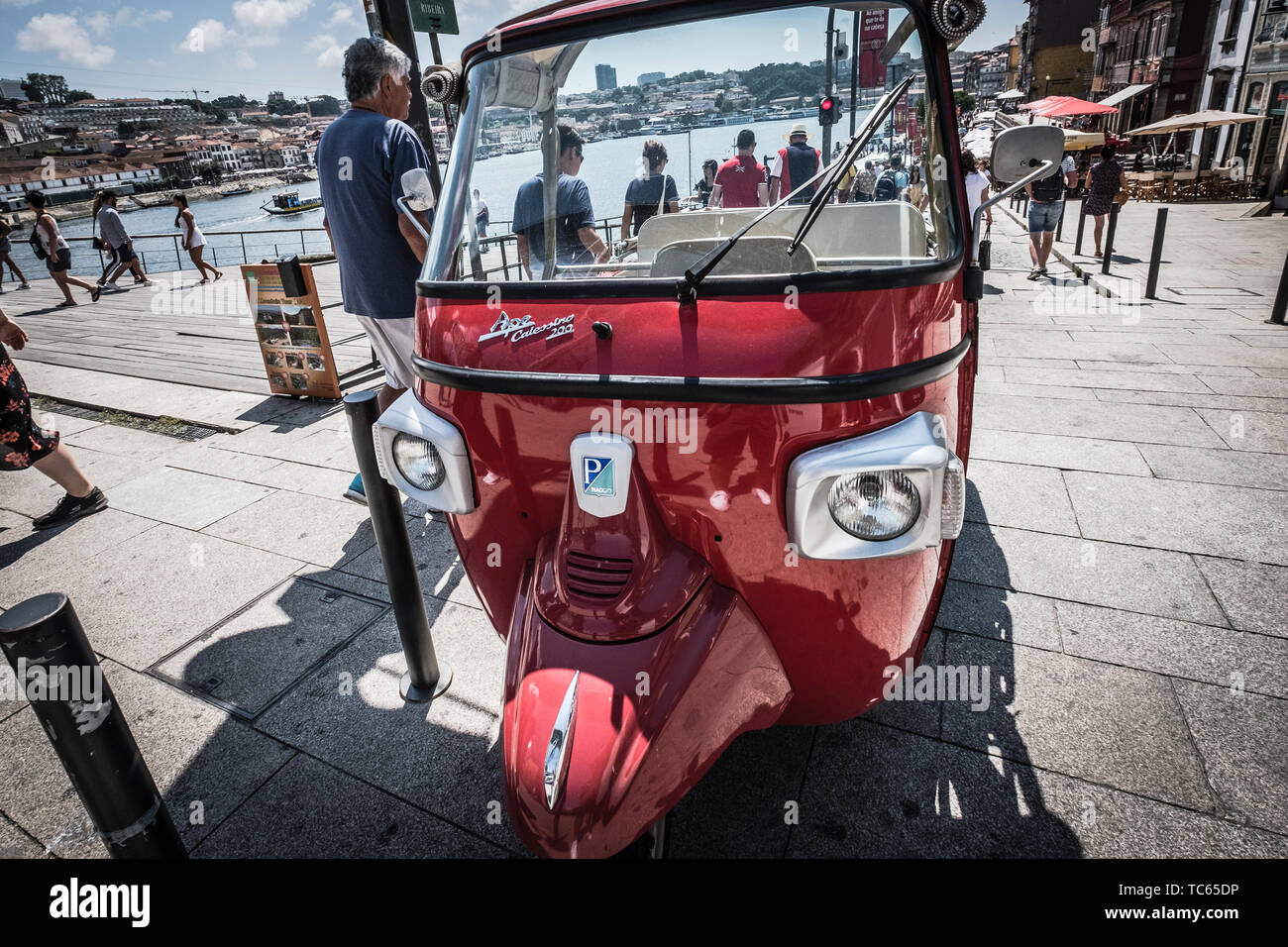 Red tuk tuk per le strade di Porto sulle rive del Rio Duero. Portogallo Foto Stock