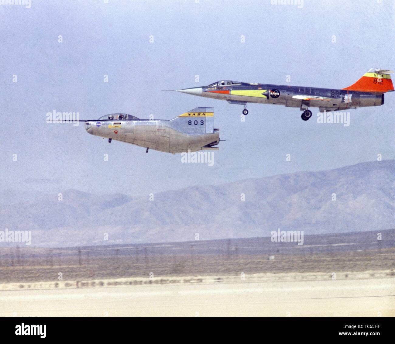 M2-F2 il sollevamento del corpo e F-104 Starfighter aeromobili a terra la NASA Dryden Flight Research Center, Edwards, California, 21 novembre 1966. Immagine cortesia Nazionale Aeronautica e Spaziale Administration (NASA). () Foto Stock