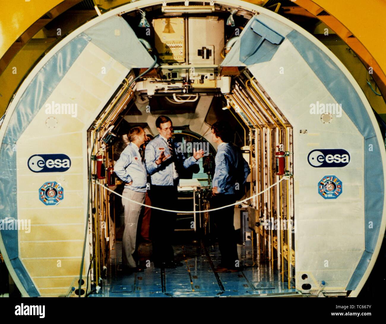 Astronauta Owen K Garriott, Vice Presidente George Bush e Ulf Merbold della Germania Ovest all'interno di Spacelab in operazioni e acquista la costruzione presso il Centro Spaziale Kennedy, Merritt Island, Florida, 5 febbraio 1982. Immagine cortesia Nazionale Aeronautica e Spaziale Administration (NASA). () Foto Stock