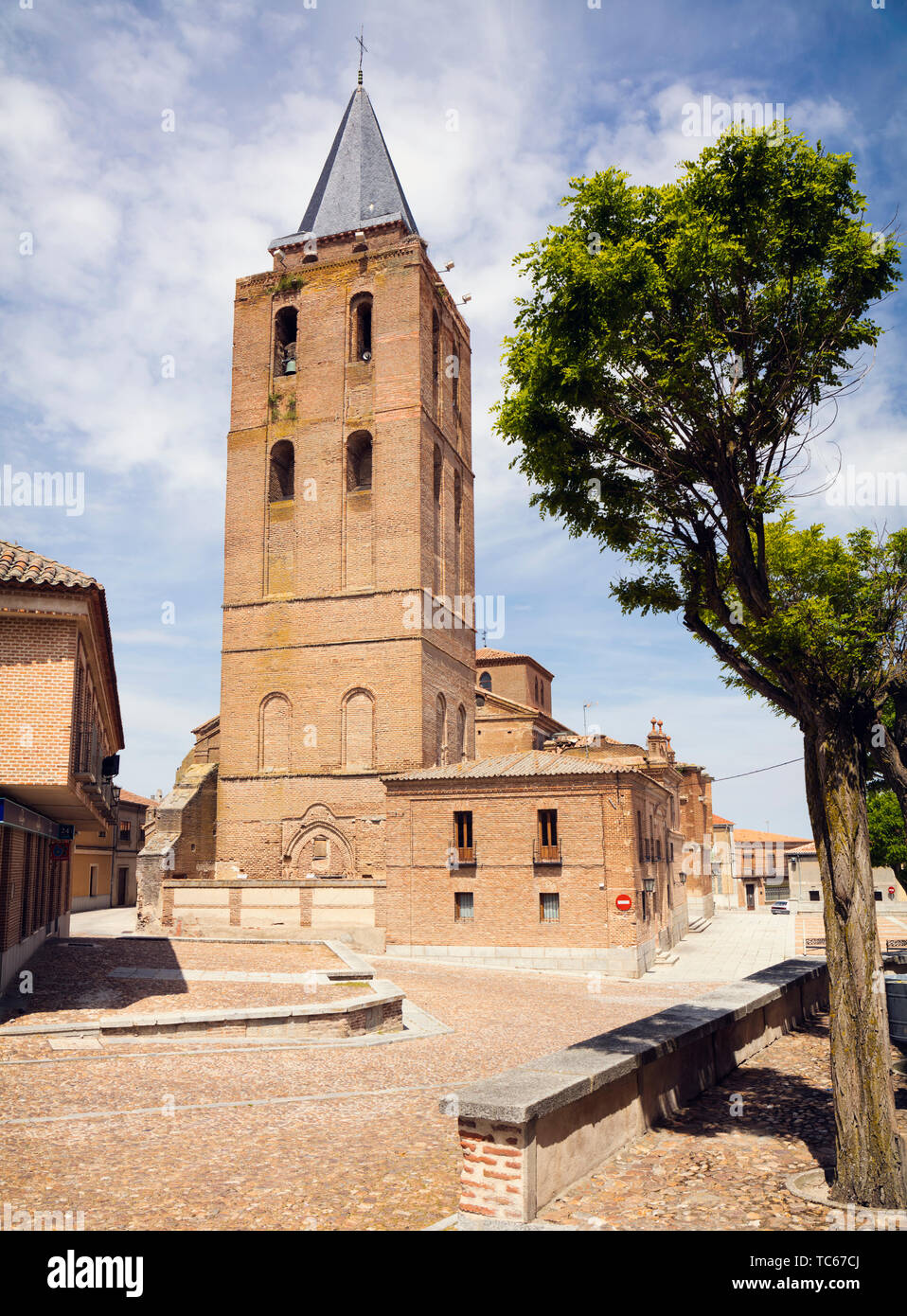 Romanesque-Mudejar chiesa di San Nicolas de Bari,Madrigal de las Altas Torres, provincia di Avila, Castiglia e Leon, Spagna. Isabella I di Castiglia fu b Foto Stock