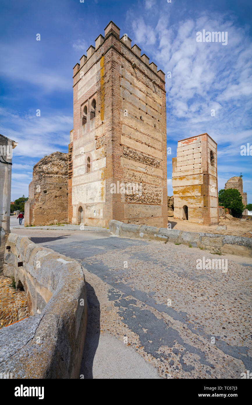 Le torri della città murata di Madrigal de las Altas Torres, provincia di Avila, Castiglia e Leon, Spagna. Isabella I di Castiglia nacque a Madrigal , Apr Foto Stock