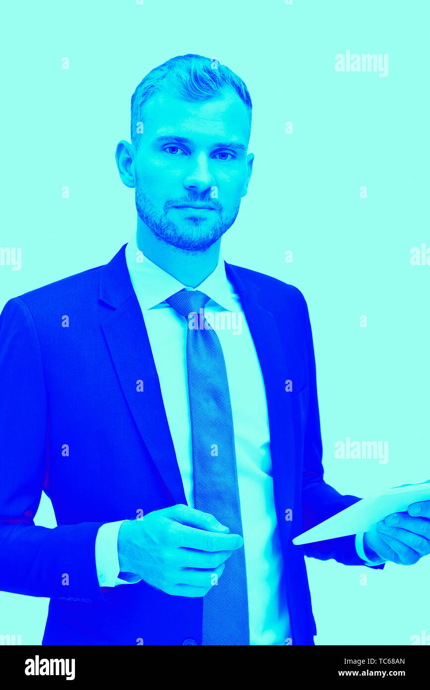 Ritratto di un uomo adulto con la camicia, maglietta, cravatta e tablet pc in un elegante bicromia effetto. Foto Stock