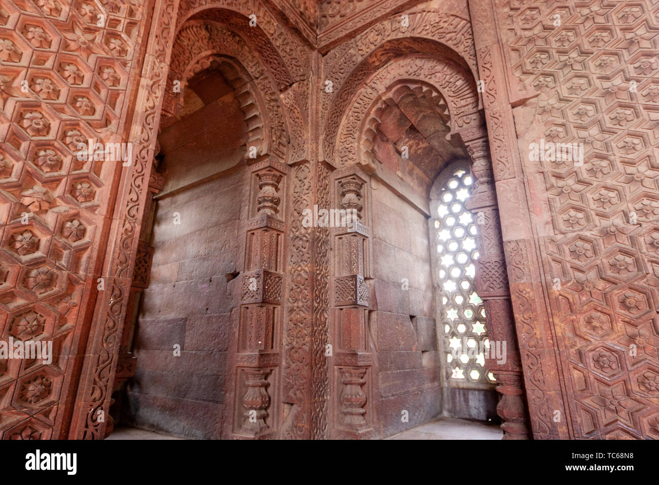 Alai Darwaza costruito da Alauddin Khalji, Qutb Minar, Qutb complessa, Mehrauli area di Delhi, India Foto Stock