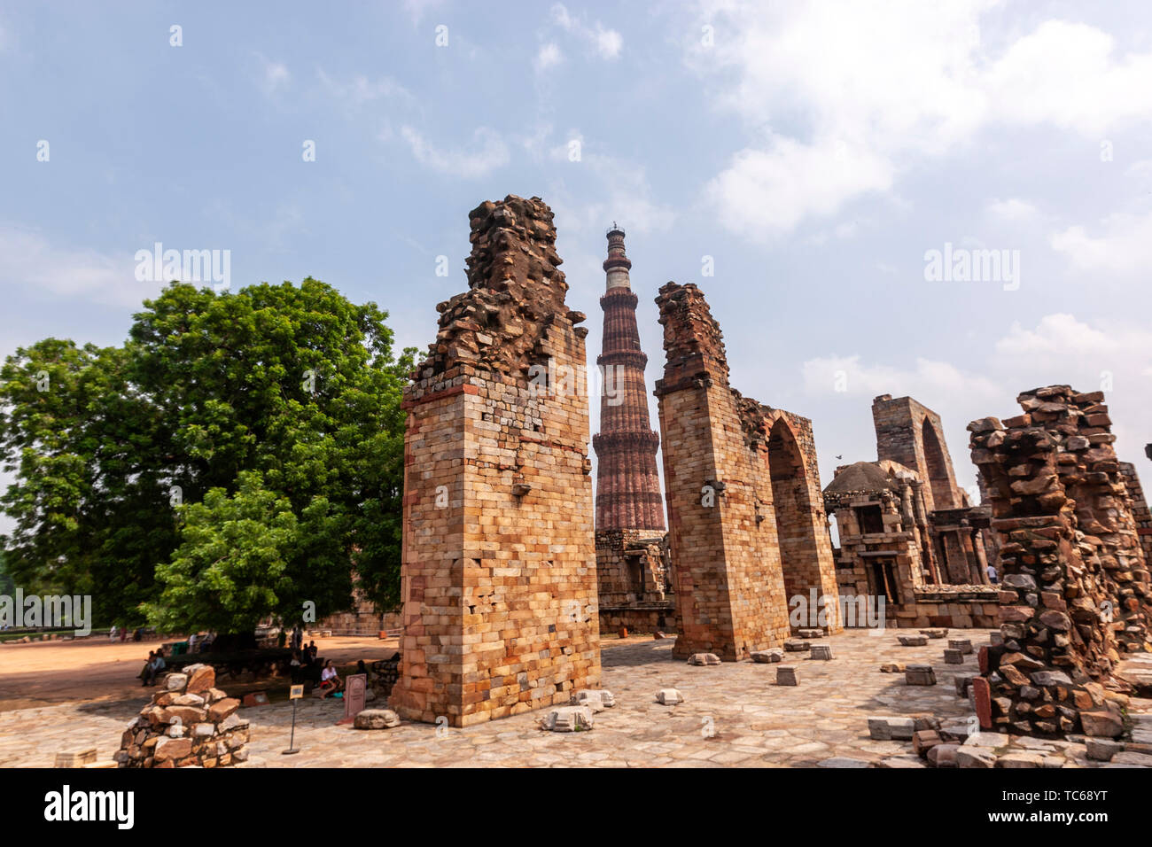 Qutub Minar visto attraverso le rovine di una moschea, schermo Qutb complessa, Mehrauli area di Delhi, India Foto Stock