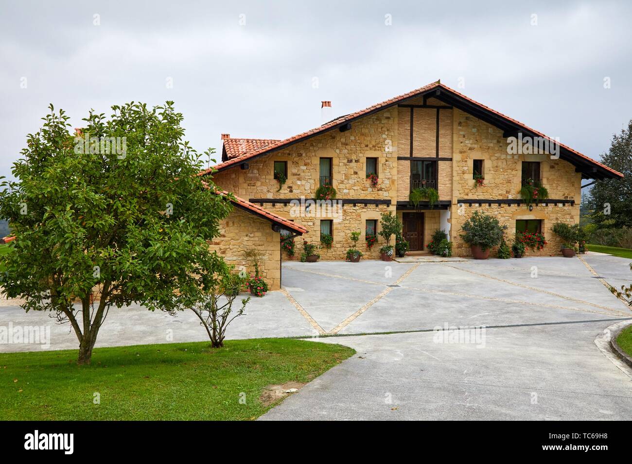 Tipica casa colonica basco, Esteutz, Hondarribia, Gipuzkoa, Spagna Foto Stock