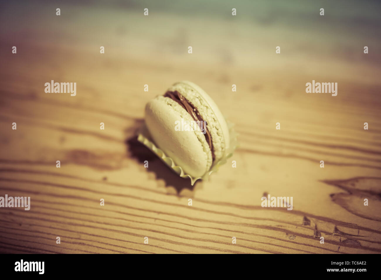 Dettaglio delle piccole macaron cookie sul tavolo di legno Foto Stock