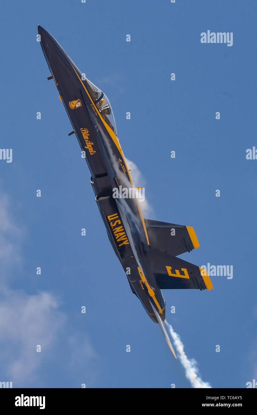 190602-N-UK306-2221 OKLAHOMA CITY, Okla. (2 giugno 2019) Lt. James Cox, l'ala sinistra pilota assegnato per gli Stati Uniti Navy dimostrazione di volo squadrone, Blue Angels, esegue la rottura bassa manovra trasversale durante una dimostrazione presso lo Star Lamas Salute dell'aria e dello spazio di mostrare a Tinker Air Force Base in Oklahoma City. Il team è pianificato per la condotta 61 dimostrazioni di volo in 32 ubicazioni in tutto il paese per mostrare l orgoglio e la professionalità di U.S. Navy e Marine Corps all'americano e canadese e pubblico nel 2019. (U.S. Foto di Marina di Massa lo specialista di comunicazione 2a classe Timoteo Sc Foto Stock