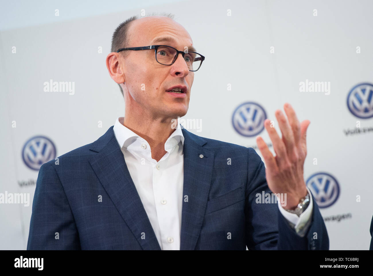 Wolfsburg, Germania. 05 Giugno, 2019. Ralf Brandstätter, CEO di marca VW, parla di una Volkswagen conferenza stampa sulla digitalizzazione, nuovi servizi per la mobilità e la sicurezza del posto di lavoro. Credito: Christophe Gateau/dpa/Alamy Live News Foto Stock