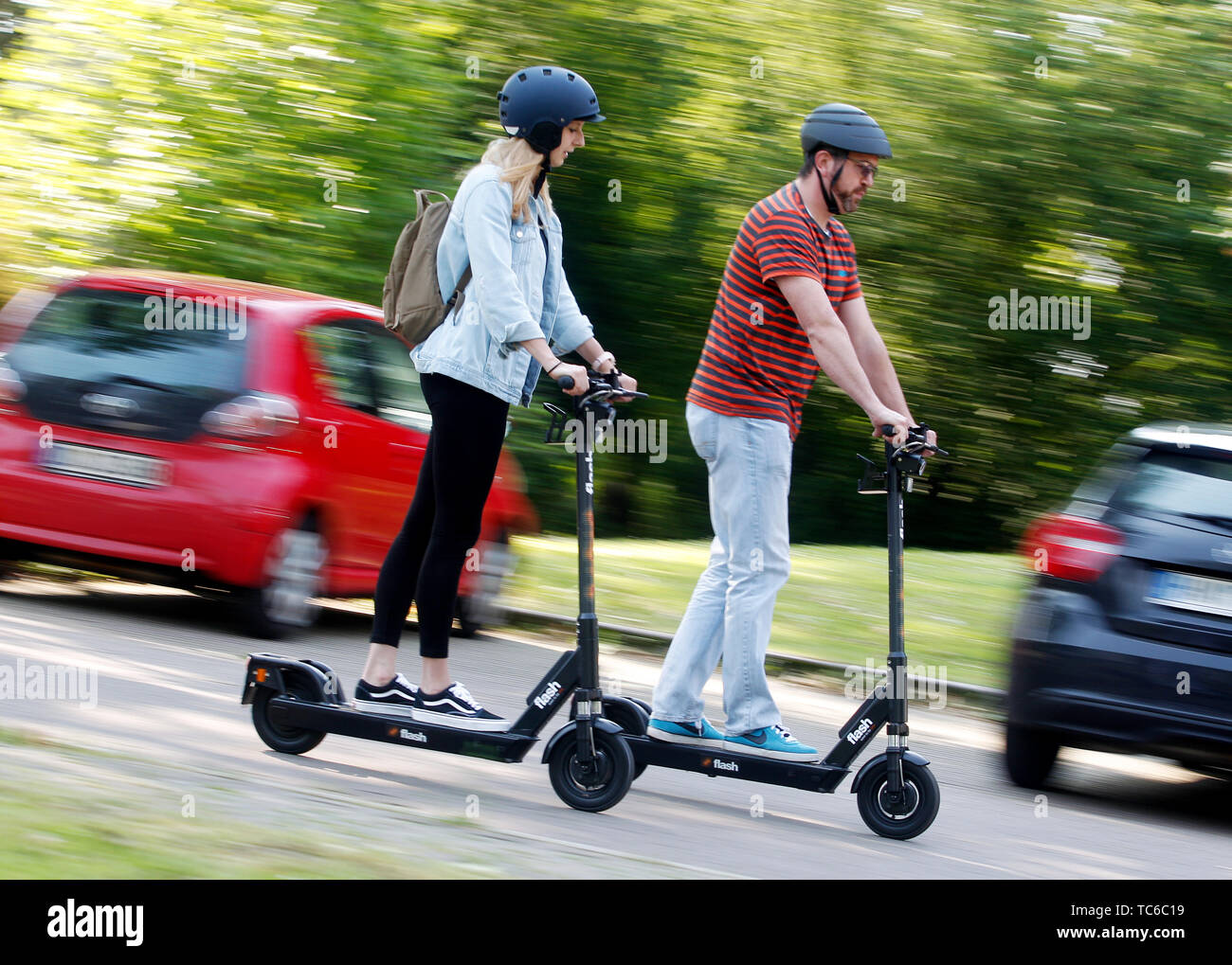 Herne, Germania. 05 Giugno, 2019. Emina (l) e Tobi effettuare una prova di guida con l'E-scooter dal Circ (finora Flash). In Herne, i cittadini possono ora guidare attraverso la città su 50 scooter elettrici. Credito: Roland Weihrauch/dpa/Alamy Live News Foto Stock