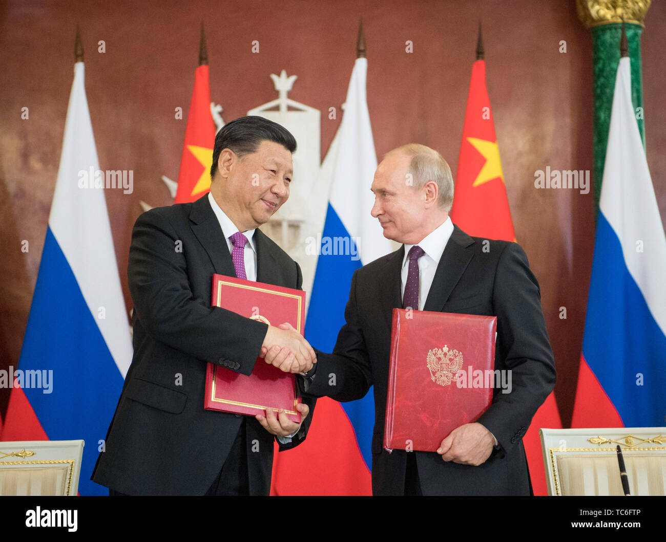 Mosca, Russia. 5 Giugno, 2019. Il presidente cinese Xi Jinping (L) e il suo omologo russo Vladimir Putin firmare le dichiarazioni su elevare i legami bilaterali al vasto partenariato strategico di coordinamento per una nuova epoca e sul rafforzamento globale contemporaneo della stabilità strategica e testimoniare la firma di una serie di documenti di cooperazione, dopo i colloqui a Mosca, Russia, Giugno 5, 2019. Xi Jinping ha tenuto colloqui con Putin al Cremlino di Mosca il mercoledì. Credito: Li Xueren/Xinhua/Alamy Live News Foto Stock