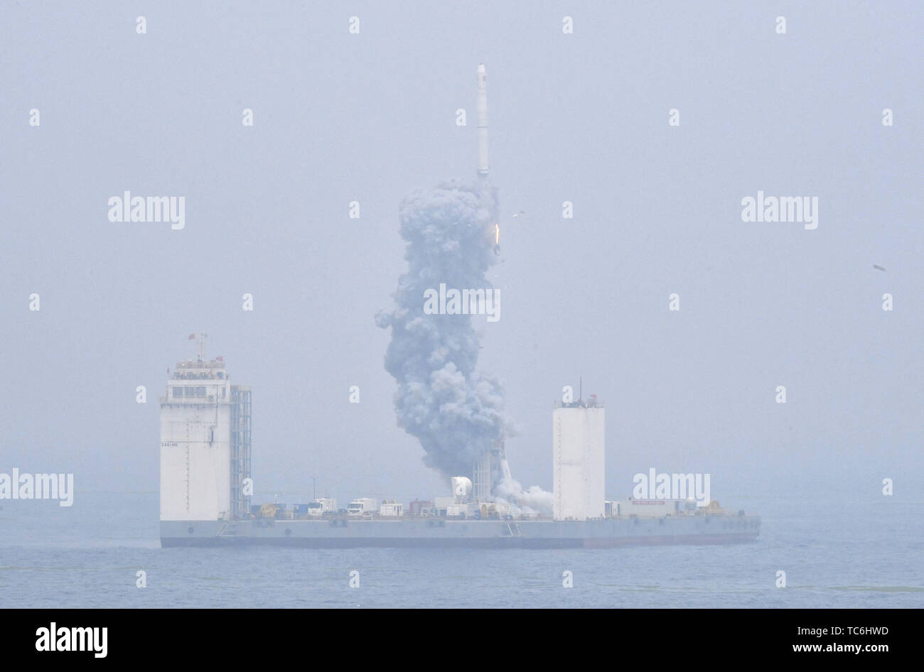 Pechino, Cina. 5 Giugno, 2019. Una lunga marzo-11 propellente solido razzo vettore viene lanciato da un mobile piattaforma di lancio nel Mar Giallo off est della Cina di Provincia di Shandong, Giugno 5, 2019. Credito: Zhu Zheng/Xinhua/Alamy Live News Foto Stock