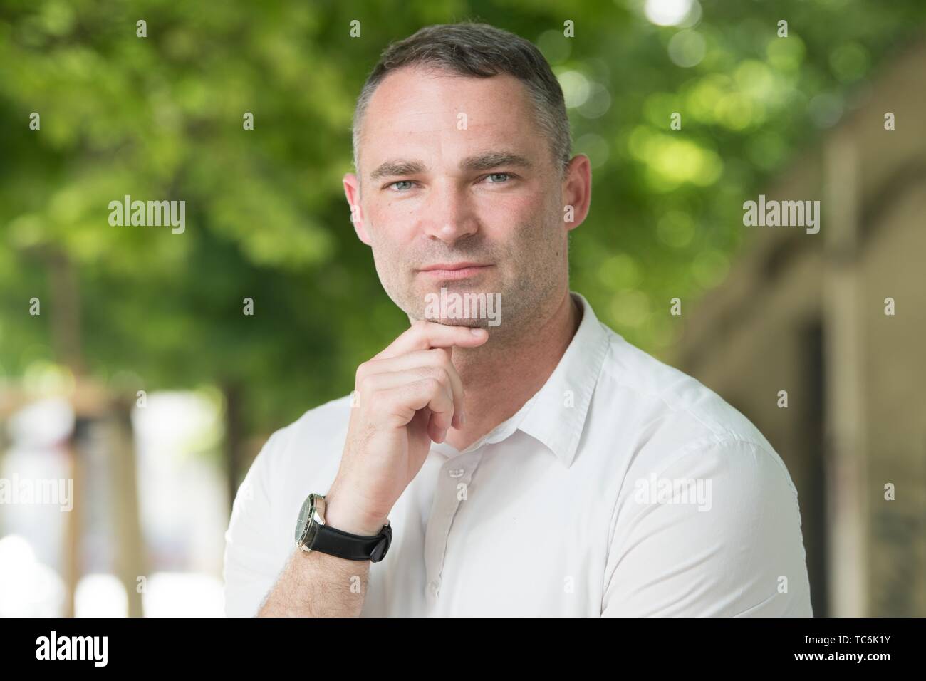 05 giugno 2019, Sassonia, Görlitz: Sebastian Wippel AfD, membro del Parlamento europeo e del delegato sindaco candidato per Görlitz, sorge sul bordo di una campagna elettorale manifestazione del suo partito su un marciapiede. Il 16 giugno 2019, il secondo round del mayoral elezione avrà luogo nella città di Neisse. Foto: Sebastian Kahnert/dpa-Zentralbild/dpa Foto Stock