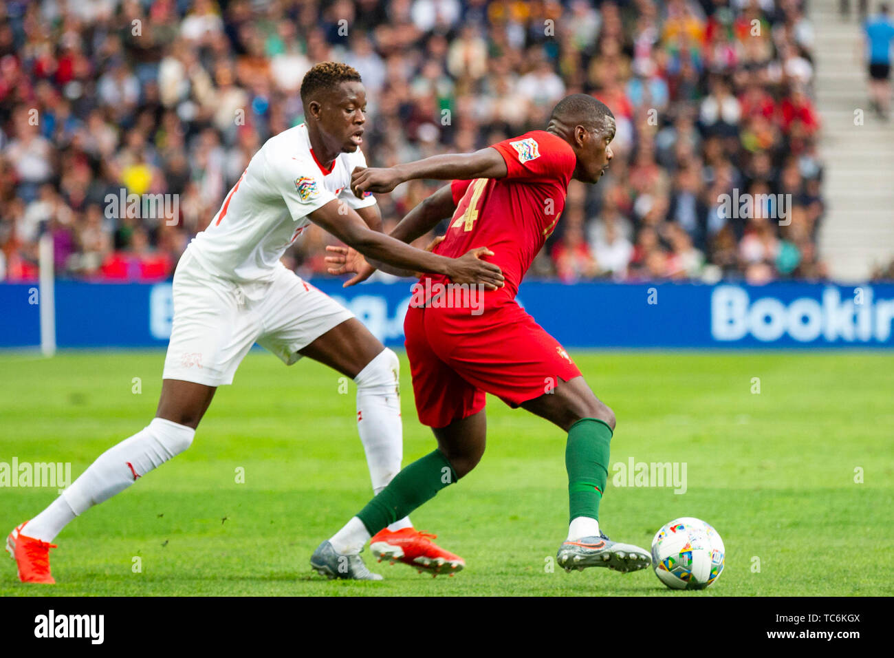 Porto, Portogallo. 05 Giugno, 2019. Il Portogallo player, William Carvalho (R) in azione durante la UEFA Nazioni League finali al Dragon Stadium di Porto, Portogallo. ( Portogallo 3:1 Svizzera ) Credito: SOPA Immagini limitata/Alamy Live News Foto Stock