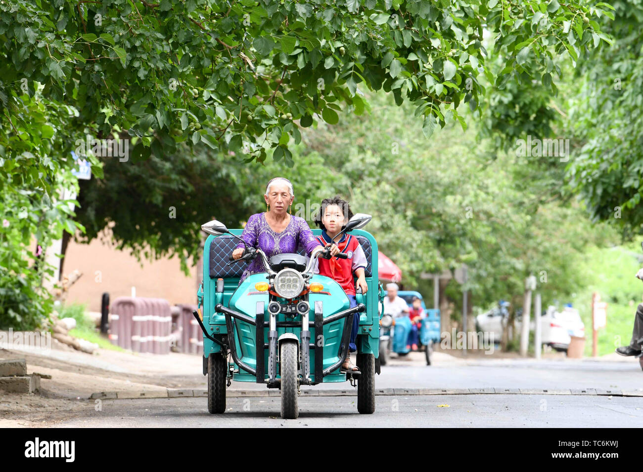 Turpan cinese Xinjiang Uygur Regione autonoma. Il 4 giugno, 2019. I residenti locali andare fuori per lo shopping al punto panoramico della Valle di uva in Turpan, a nord-ovest della Cina di Xinjiang Uygur Regione autonoma, Giugno 4, 2019. Credito: Zhao Ge/Xinhua/Alamy Live News Foto Stock