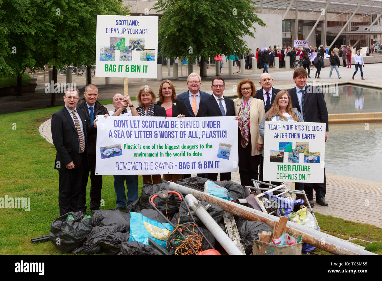 Edimburgo, Scozia. 5 Giugno. 2019. Campagna per affrontare volare il ribaltamento per essere lanciato al di fuori del Parlamento scozzese di Edimburgo. Fly-attivista di ribaltamento James Bergin e Margaret Mitchell MSP posse accanto a una mostra con oggetti abbandonati ha cancellato dai vari fly siti di ribaltamento. Pak@ Mera/Alamy Live News Foto Stock