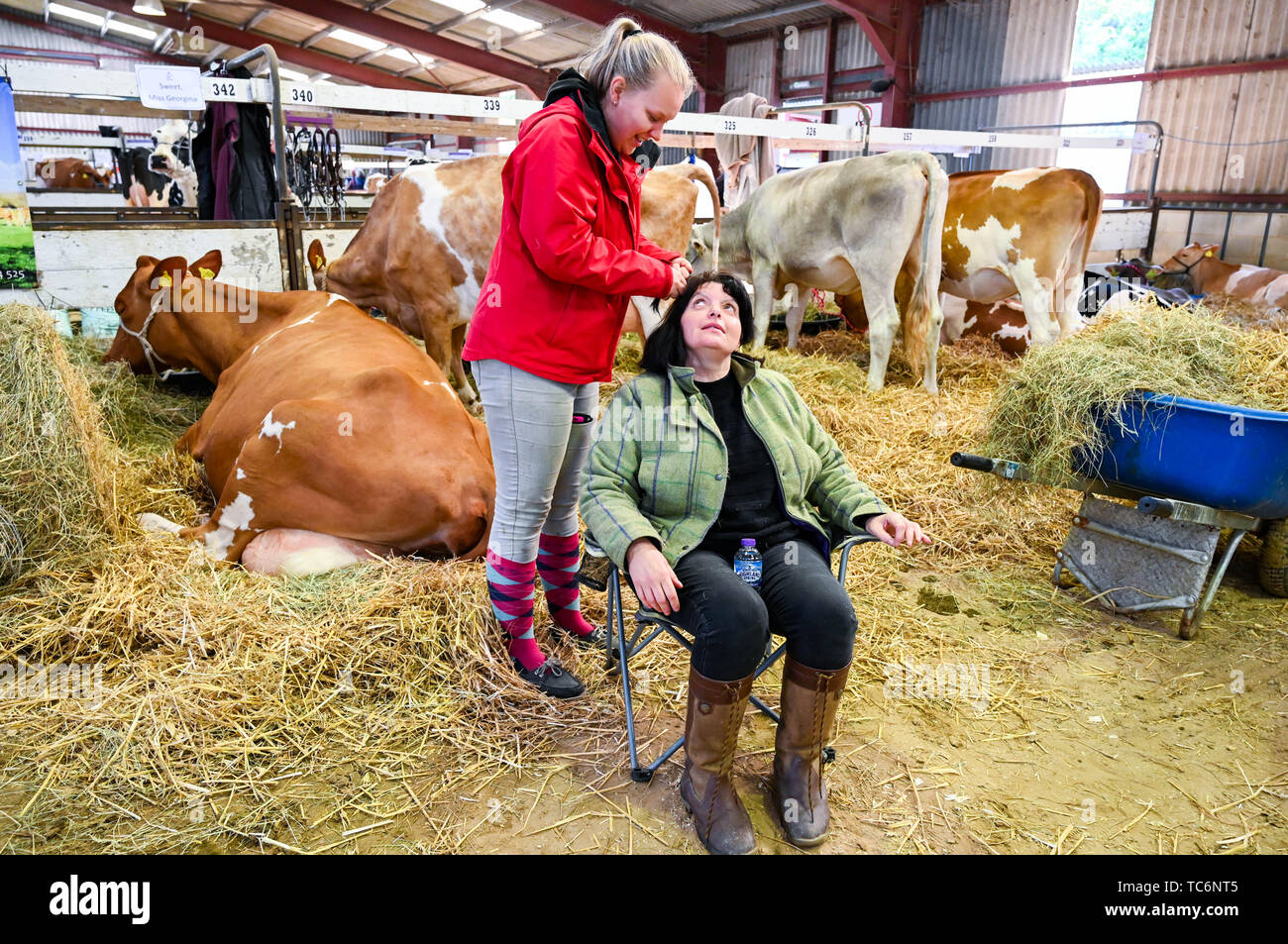 Southampton SUSSEX REGNO UNITO 6 Giugno 2019 - Non è solo il bestiame che ottieni spruced fino per la concorrenza come ree Woodward ha i suoi capelli svolto dal collega Kayleigh Gosling sul primo giorno del sud dell'Inghilterra Show tenutosi a Southampton Showground nel Sussex. L'annuale Fiera Agricola mette in evidenza le migliori in agricoltura britannica e produrre e attira migliaia di visitatori per più di tre giorni . Credito : Simon Dack / Alamy Live News Foto Stock