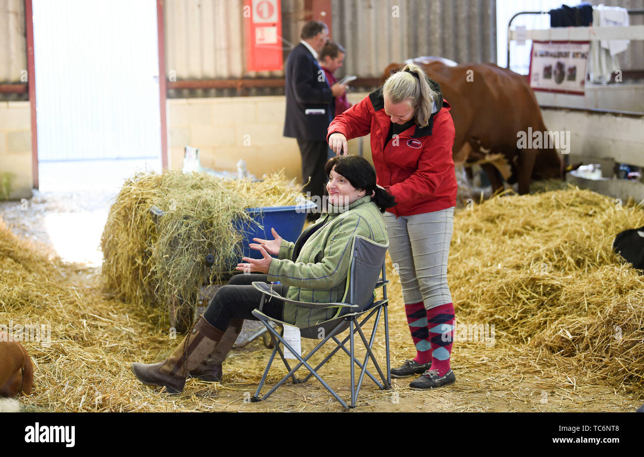 Southampton SUSSEX REGNO UNITO 6 Giugno 2019 - Non è solo il bestiame che ottieni spruced fino per la concorrenza come ree Woodward ha i suoi capelli svolto dal collega Kayleigh Gosling sul primo giorno del sud dell'Inghilterra Show tenutosi a Southampton Showground nel Sussex. L'annuale Fiera Agricola mette in evidenza le migliori in agricoltura britannica e produrre e attira migliaia di visitatori per più di tre giorni . Credito : Simon Dack / Alamy Live News Foto Stock