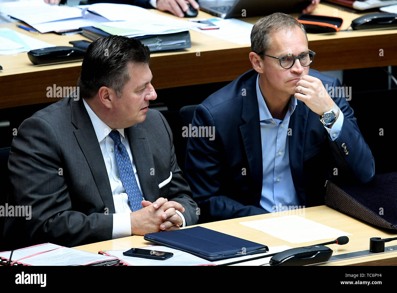 Berlino, Germania. Il 6 giugno, 2019. Andreas Geisel (SPD, l), Senatore dell'interno di Berlino, e Michael Müller (SPD), di Berlino che disciplinano il sindaco, discutere Alla XLIII Assemblea plenaria di Berlino la Casa dei Rappresentanti. Credito: Britta Pedersen/dpa-Zentralbild/dpa/Alamy Live News Foto Stock