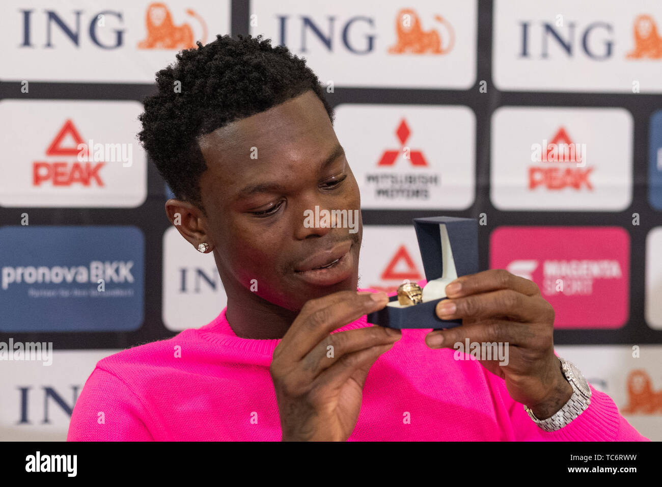 Brunswick Germania. Il 6 giugno 2019. Dennis Schroder nazionale tedesco di giocatore di basket riceve il tedesco Champions anello in Three Versus Tre durante una conferenza stampa del tedesco della Fe...