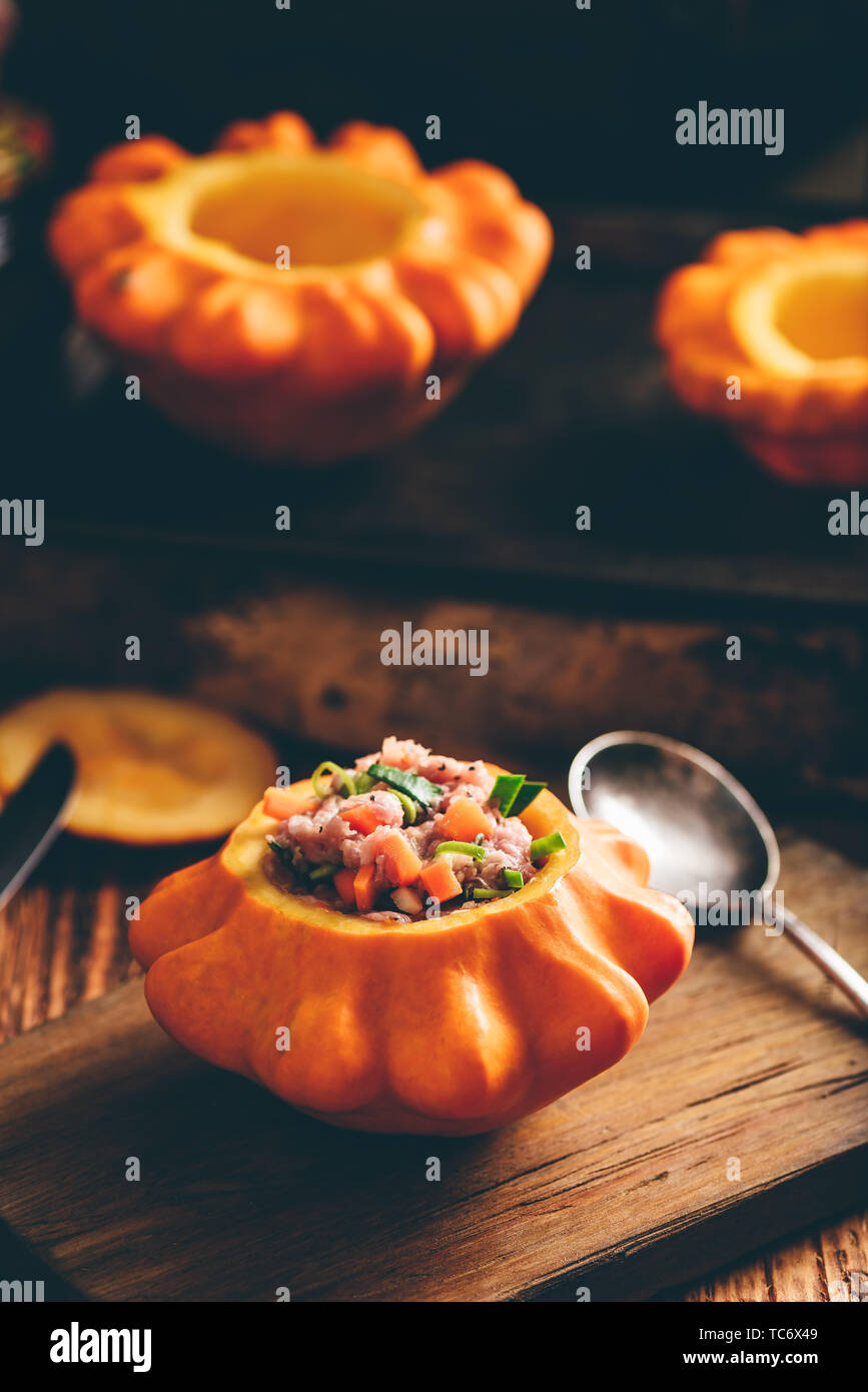 Giallo pattypan squash riempiti con carne macinata di manzo e verdure Foto Stock