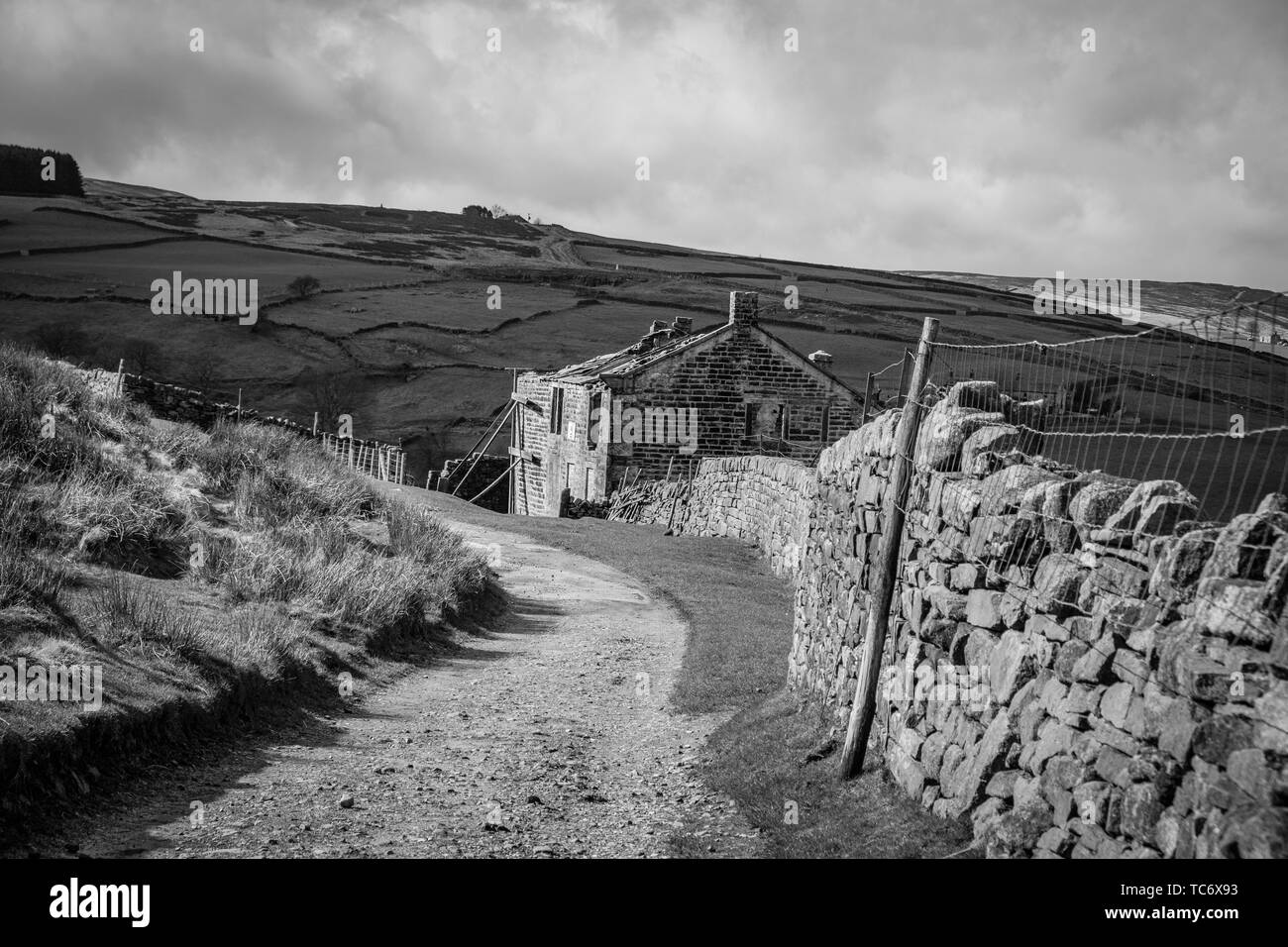 Un vecchio edificio agricolo in rovina sulla Bronte Way, che conduce verso Bronte Falls, Bradford e infine il Top withins. Haworth, Foto Stock