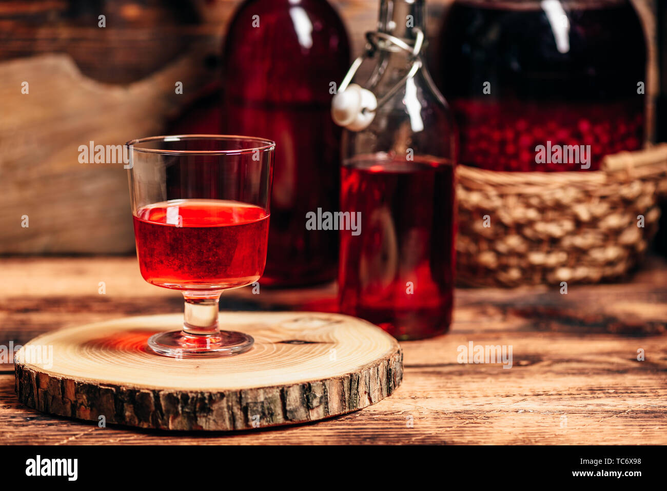 In casa Red liquore di ribes in vetro del vino Foto Stock