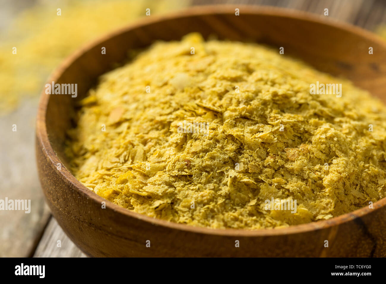 Materie organico giallo lievito nutrizionale in una ciotola Foto Stock