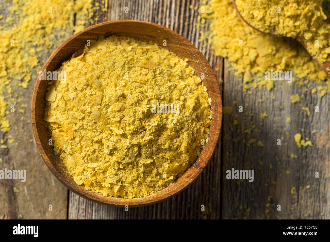 Materie organico giallo lievito nutrizionale in una ciotola Foto Stock
