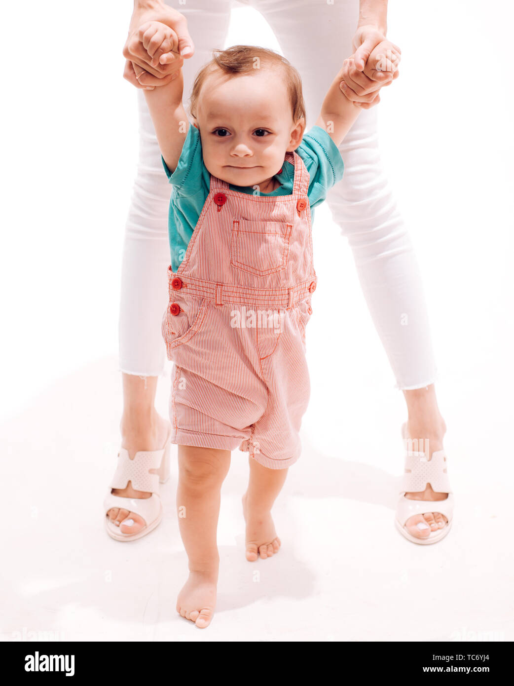 Adorabili Bimbi Piccoli Carino Piccolo Bambino Imparare A Camminare Un Bambino Piccolo A Piedi Con Guida Le Abilita Motorie Little Boy Bambino Sviluppare Lordi Di Attivita Motoria Foto Stock Alamy