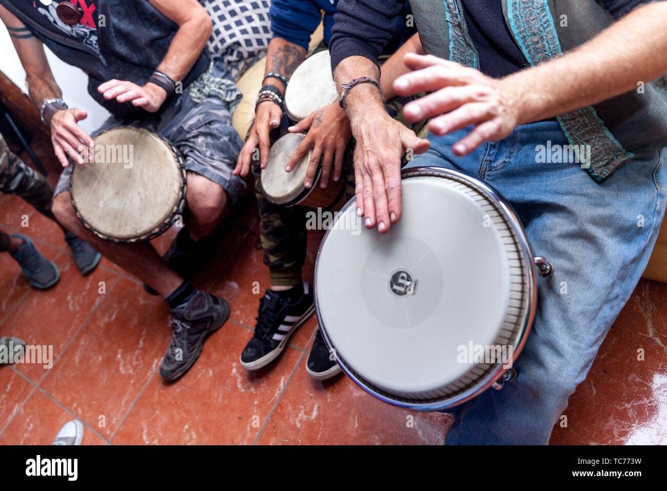 I musicisti suonano i tamburi di bongo Foto Stock