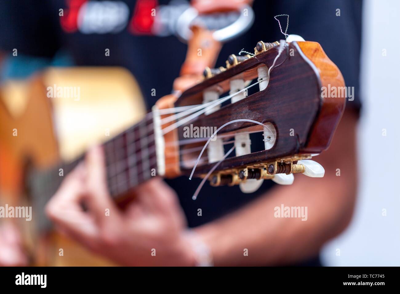 Musicista maschio suonare la chitarra spagnola Foto Stock