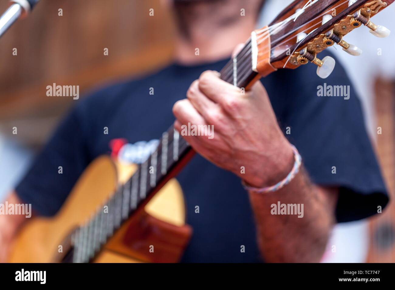 Musicista maschio suonare la chitarra spagnola Foto Stock