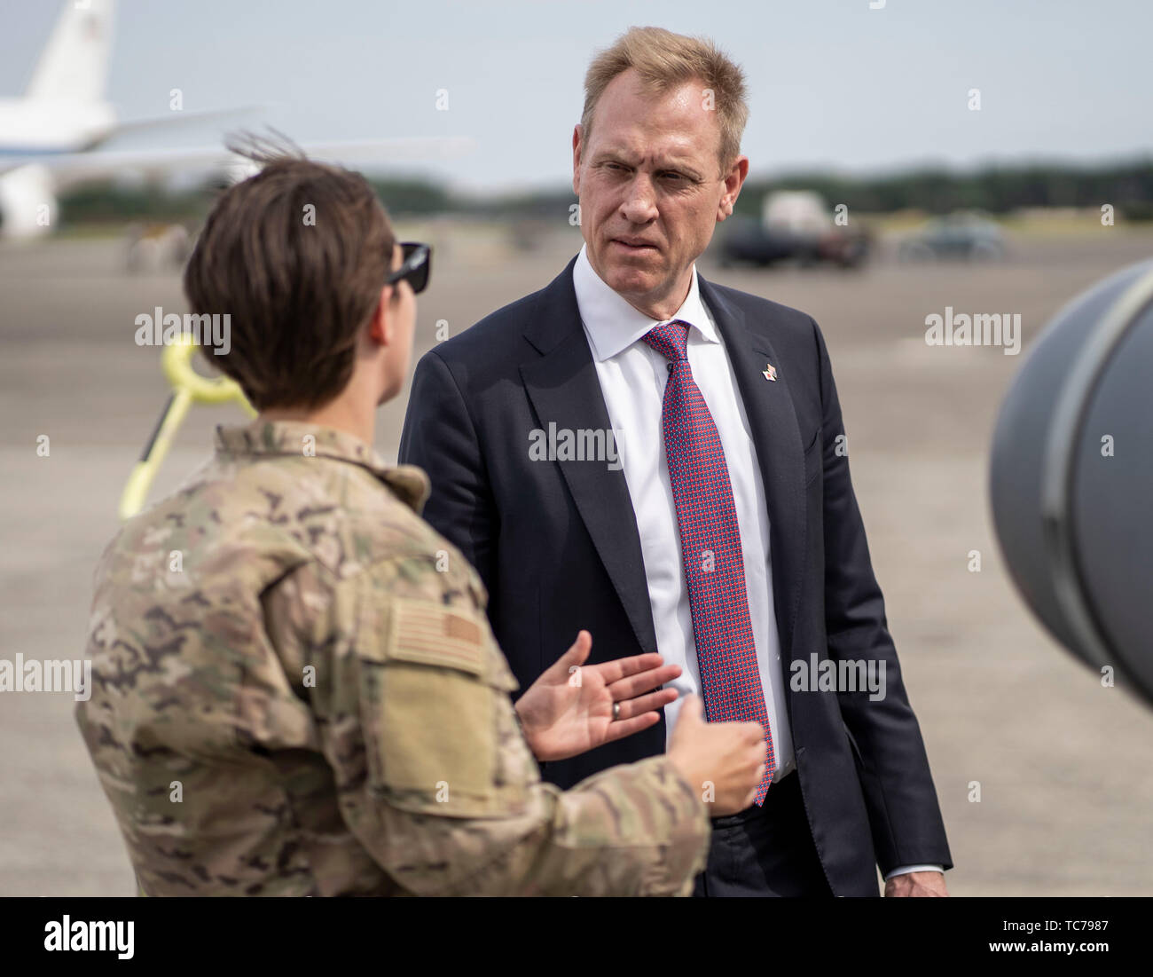 Il Segretario della Difesa Patrick Shanahan ha visitato con gli avieri a Yokota Air Base durante il suo viaggio in Asia. Mentre in Asia ha viaggiato a Singapore per frequentare l'Asia vertice sulla sicurezza Shangri-La Dialogo per discutere di sicurezza, la stabilità e la prosperità nella regione Indo-Pacifico. DoD Foto di comunicazione di massa specialista in seconda classe Taylor Mohr. Foto Stock