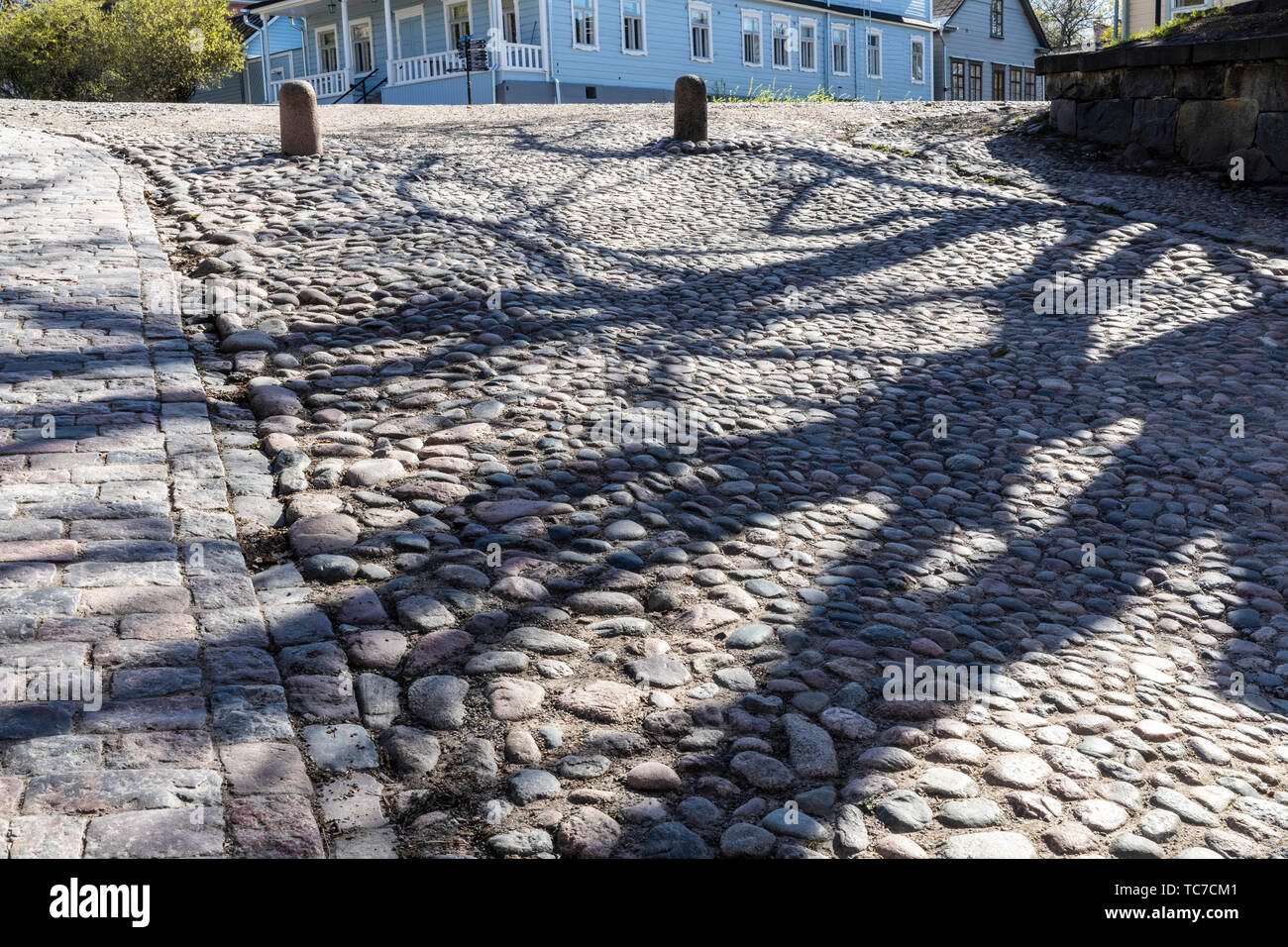 Le ombre degli alberi sulla rampa di entrata, Suomenlinna, Helsinki, Finlandia Foto Stock