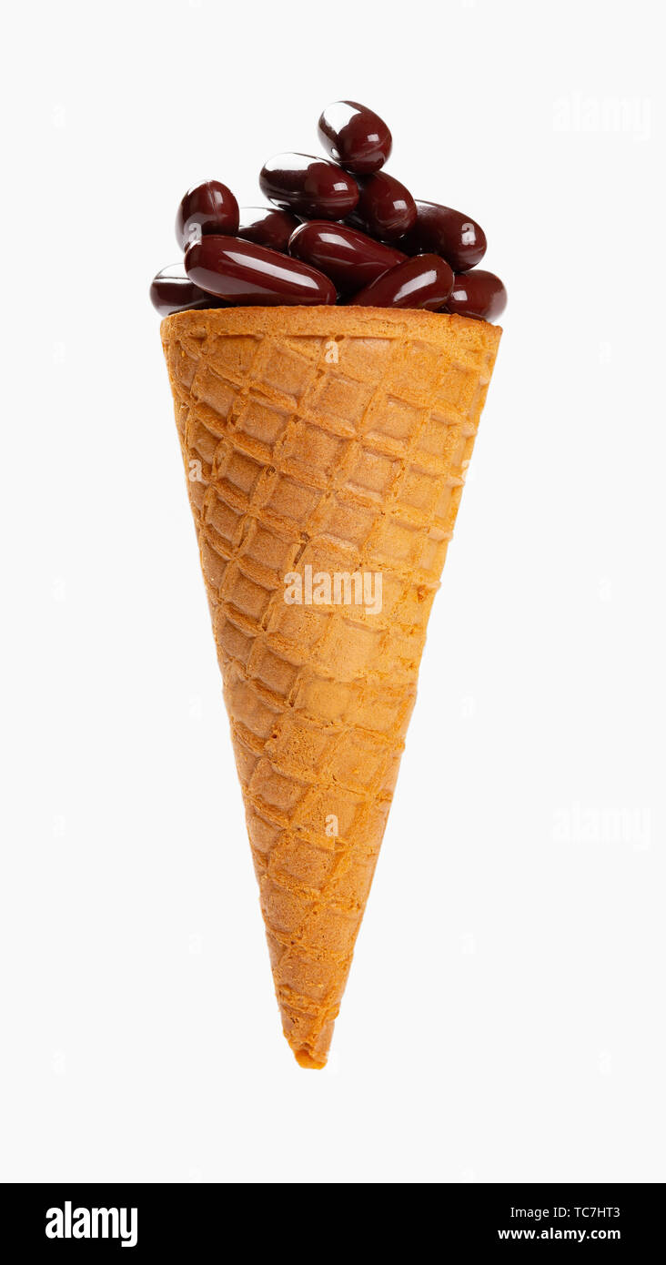 Guscio di un cono gelato con capsule in bianco con percorso di clipping concetto di mangiare sano Foto Stock