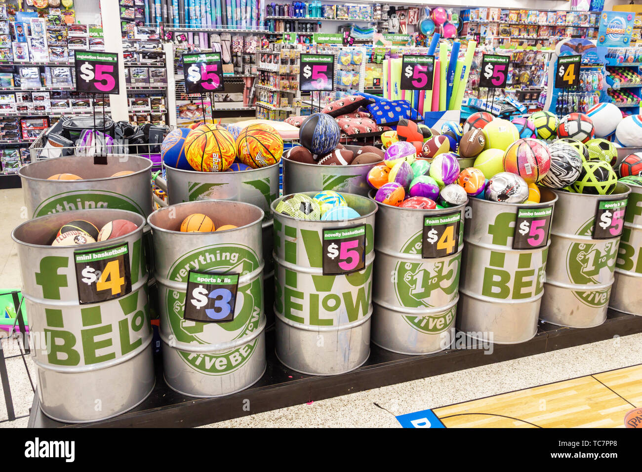 Miami Florida,Five below,discount variety store,Inside interior,shopping shopper shopper shop negozi mercati di mercato acquisti di vendita, vendita al dettaglio Foto Stock